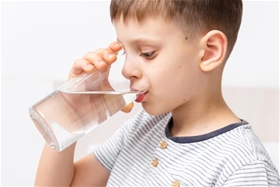 So sánh chi phí: Nước bình 19L và nước chai nhỏ cho trường học – Lựa chọn nào tối ưu ngân sách?