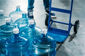 Giao nước uống định kỳ cho xí nghiệp – Giải pháp giảm rủi ro thiếu nước giữa ca