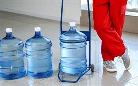 So sánh chi phí: Tự mua nước lẻ hay ký hợp đồng cung cấp nước dài hạn cho công ty?