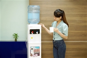 Nước uống cho văn phòng SME – nên dùng bình lớn hay chai nhỏ?
